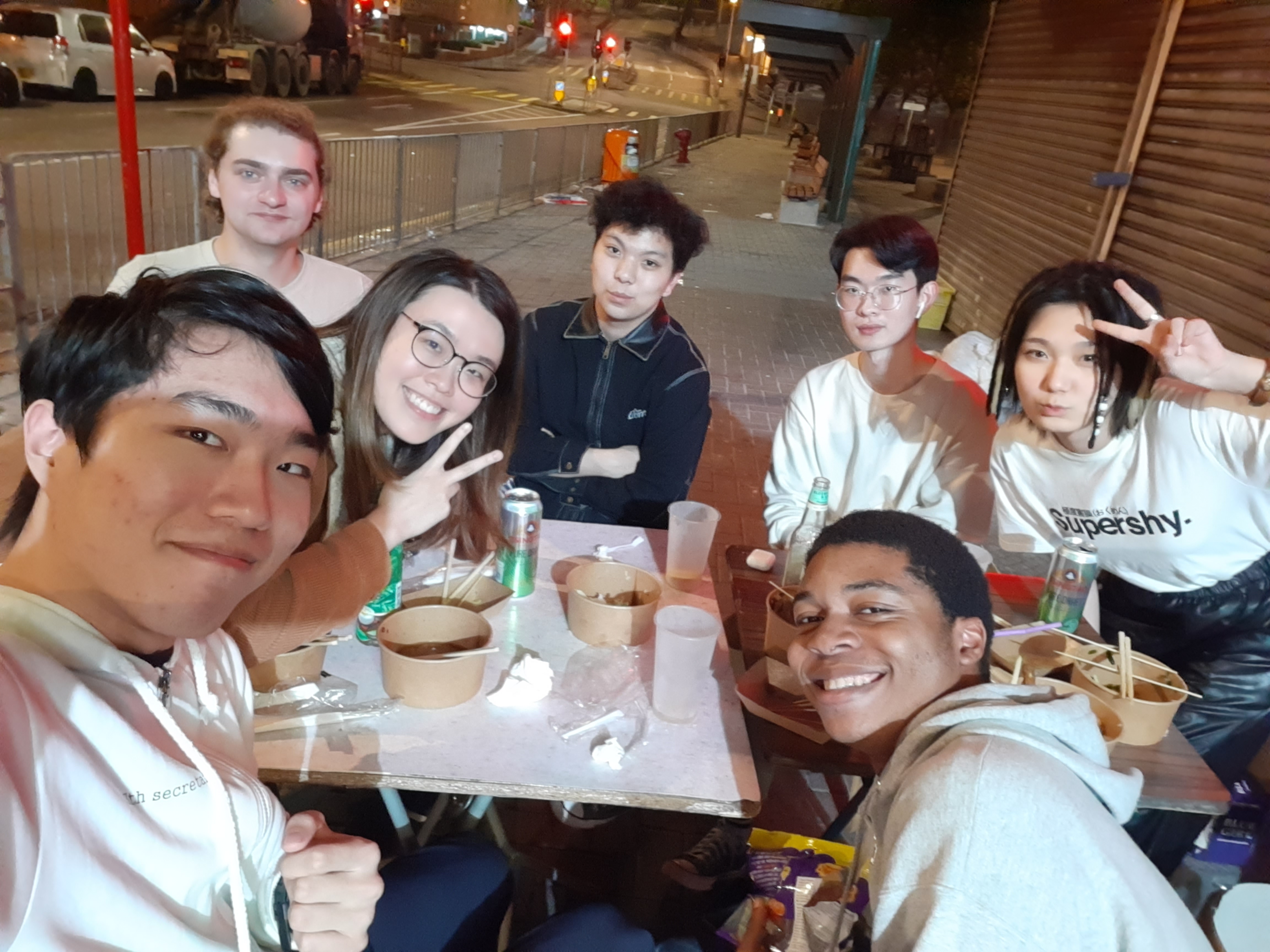 12월, 캠퍼스 근처 작은 식당 앞에서.